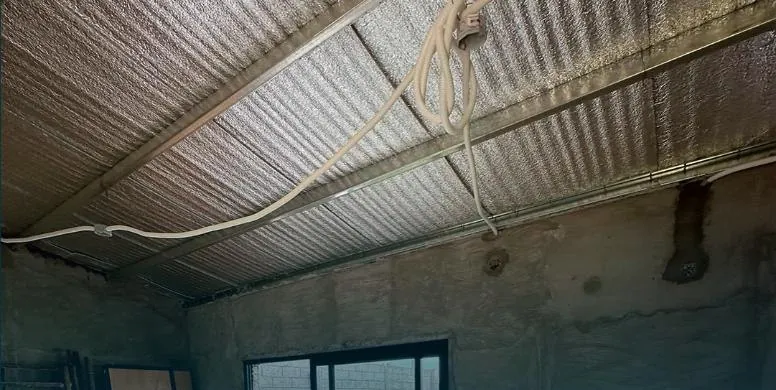 Obra en ejecución con estructura de techo y aislación