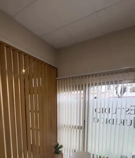 Separador de listones de madera junto a la vidriera