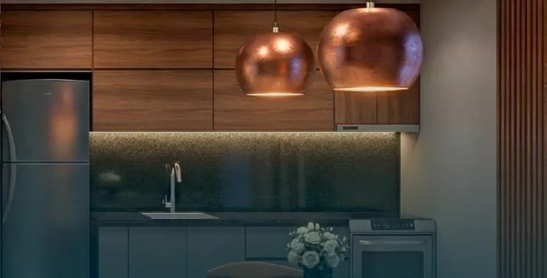 Cocina con muebles de madera oscura y lámparas de cobre