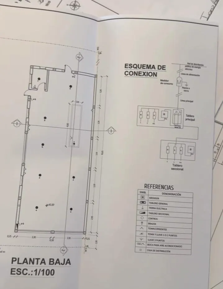 Plano de planta baja en escala 1:100 con esquema de conexión eléctrica