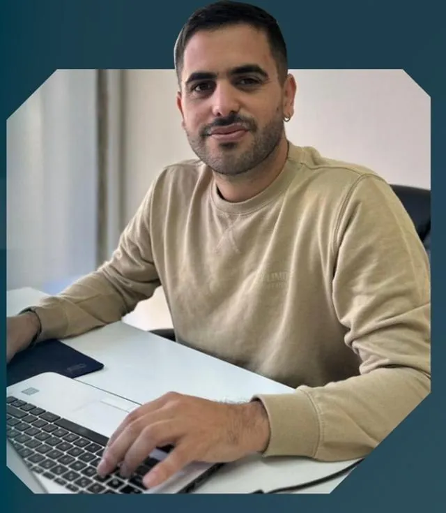 Guido Arias en su escritorio